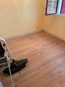 Photo de galerie - Parquet avant vitrification et mise en peinture des mur 