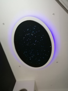 Photo de galerie - Réalisation ciel étoile de 3,2m X 2m en fibre optique, canon à double éclairage Led scintillant sur fibre optique (4000m de fibre) bordure intérieur en ruban Led RGB