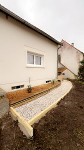Photo de galerie - Aménagement d’un massif, avec copeaux de bois, et aménagement d’une allée avec dalle alvéolaire, et bordure ton pierre