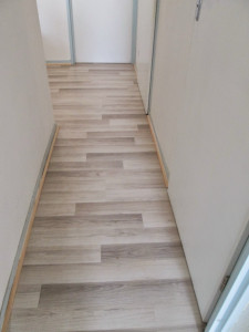 Photo de galerie - Pose de revêtement de sol type parquet flottant (stratifié ou PVC clipsable). Découpe précise, finitions soignées .