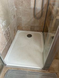 Photo de galerie - Dépose joint de silicone sur bac à douche, à La Palmyre