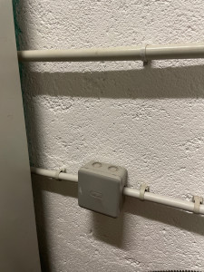 Photo de galerie - Passage de gaine visible (local technique ou garage)