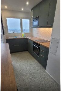 Photo de galerie - Cuisine Leroy Merlin, Ikea, Castorama, Ixina, Porcelanosa. 
Chantier pris en charge de A à Z. Travail propre et soigné. 