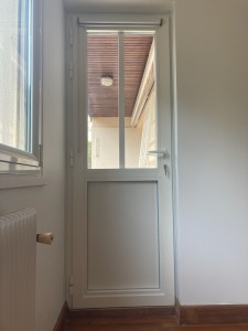 Photo de galerie - Installation d'une porte de service vitrée pour profiter pleinement de la lumière extérieure et accéder facilement à la terrasse. 