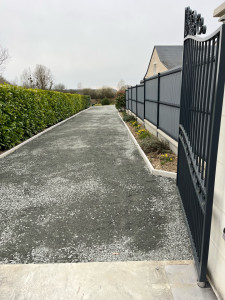Photo de galerie - Cours extérieur passage voiture 