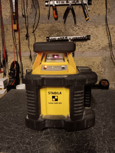 Photo de galerie - Niveau laser motorisé Stabila qui ne s'allumait plus, les pistes des 2 boutons à membrane du clavier flexible coupées et irréparables, remplacement par 2 petits poussoirs soudés directement sur la carte