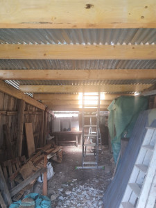 Photo de galerie - Voilà le résultat avec peu de moyen. Redresser la structure ,mettre des poutres et tôles neuves.. 