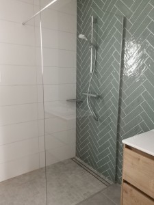 Photo de galerie - Salle de bain avec douche et meuble vasque