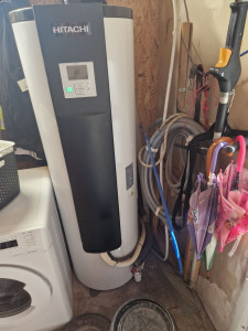 Photo de galerie - Installation d'un ballon thermodynamique Hitachi avec groupe extérieur afin de faire des économies non négligeable sur la facture d'électricité 