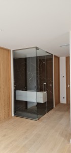 Photo de galerie - Séparation entre une chambre et salle de bain en verre 