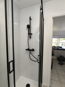 Photo de galerie - Création d'une cabine de douche , pose du receveur , de la faïence , mitigeur de douche 