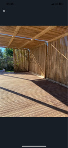 Photo de galerie - Sol bois ? et pergola avec jolie décor 