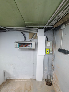 Photo de galerie - Remplacement et mise aux normes d'un tableau électrique dans le cadre d'une rénovation complète de maison avec baie de brassage pour système de vidéosurveillance