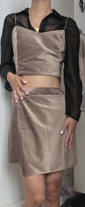 Photo de galerie - Ensemble beige : jupe portefeuille et haut avec bretelles en chaînette au crochet + laçage ruban au dos