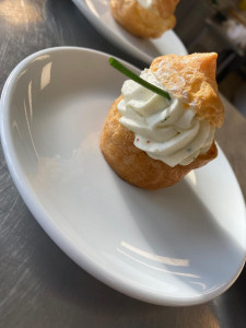 Photo de galerie - Choux fourré, crème fouettée au colin, piment d'Espelette