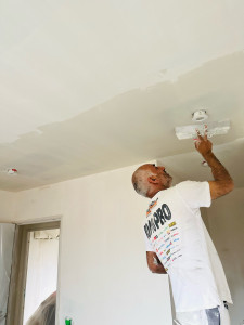 Photo de galerie - Pose de l’enduit finition 