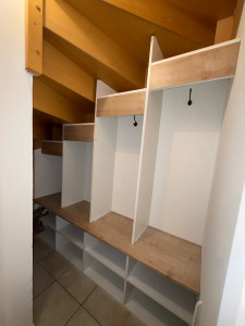 Photo de galerie - Agencement sur mesure sous-escalier 