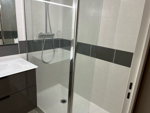 Photo de galerie - Rénovation d’une salle de bain, remplacement baignoire par douche et carrelage mural