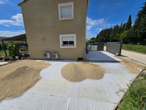 Photo de galerie - Pose de bordure métallique et plaque stabilisatrice pour parking