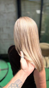 Photo de galerie - Balayage avec des nuances de couleur pour un rendu plus naturel 