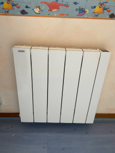 Photo de galerie - Pose de radiateur électrique connecté à inertie fluide 1 000W ACOVA Alcantara horizontal 