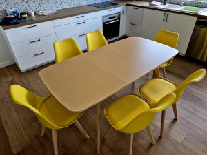 Photo de galerie - Montage d’une table et 6 chaises.