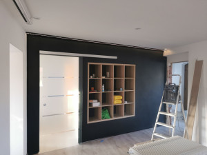 Photo de galerie - Habillage mural avec bibliothèque intégré 