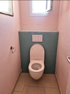 Photo de galerie - Installation wc suspendu incluant le coffrage placo (avant finition)