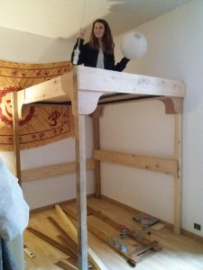 Photo de galerie - Réalisation d'un lit mezzanine sur mesure à partir de bois de récup pour une étudiante.