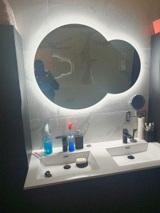 Photo de galerie - Installation des miroirs et meubles