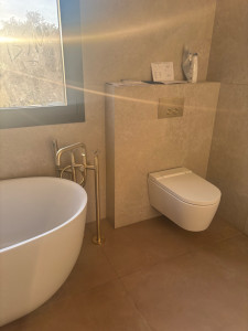 Photo de galerie - Installation d’une baignoire îlot wc suspendu japonais et robinetterie au sol