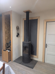 Photo de galerie - Coin cheminée et rangement à bois sur mesure