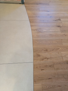 Photo de galerie - Pose parquet avec arrondit au niveau du carrelage 