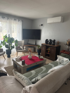 Photo de galerie - Prestation de ménage réalisée par S Clean 40. Salon entièrement nettoyé, surfaces dépoussiérées et sols impeccables.