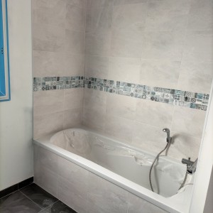 Photo de galerie - Installation d'une baignoire plus la faïence