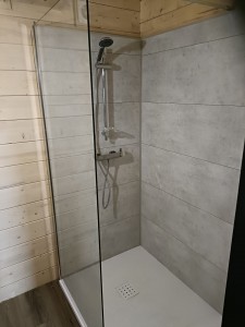 Photo de galerie - Installation d'une douche avec parois en dumawall dans un chalet 