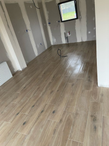 Photo de galerie - Pose carrelage 120x20 sur chape liquide
