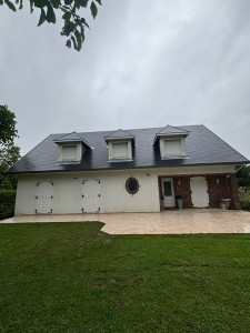 Photo de galerie - Réalisation toit en ardoise pose habillage en zinc plus pose de solin 