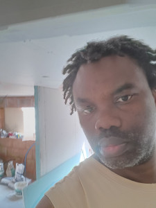 Photo de galerie - Homme De terrain actif et respectueux des normes de sécurité électrique 