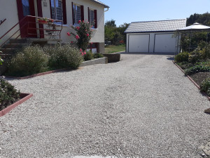 Photo de galerie - Allée en calcaire finition gravier blanc 4/10