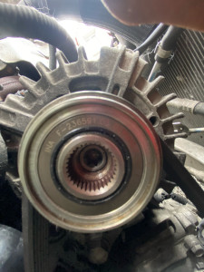 Photo de galerie - Changement d une poulie débrayable  sur un c4 Picasso 