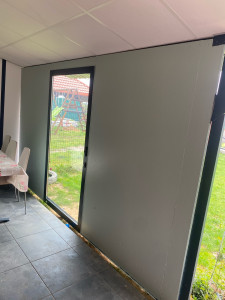 Photo de galerie - Pose un vitre et 2 panneaux en bois , après pentiures 