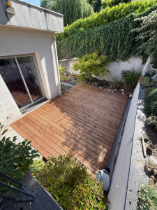Photo de galerie - Aménagement extérieur et terrasse bois :  Pose de terrasse en lames de bois sur mesure  Installation de brise-vue / panneaux d'occultation en bois  Finitions et découpes précises adaptées à l'espace Travail soigné et durable. Devis gratuit.