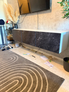 Photo de galerie - Montage du meuble TV, + fixation au mur