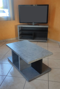 Photo de galerie - Table basse et meuble TV sur mesure en bois (pin), peinture effet béton réalisée par un autre artisan 