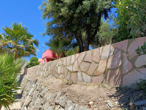 Photo de galerie - Réalisation d'un mûr en agglos et finition avec des pierres décoratifs joint  des pierres câble fin avec ciment 