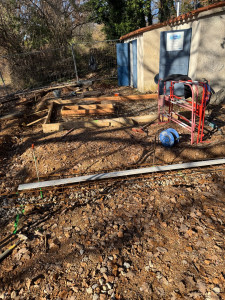 Photo de galerie - Coffrage vide sanitaire + portail avec poteau betonné