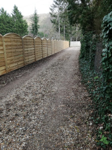 Photo de galerie - Pose de panneaux bois avec poteaux scellés