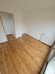 Photo de galerie - Démontage d'un parquet abîmé et plinthes puis repose d'un beau parquet contre collé chêne et nouvelles plinthes, non présent sur la photo puisque à peindre par la cliente, à venir installer. 