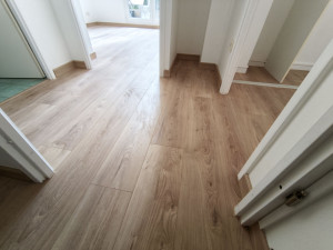 Photo de galerie - Parquet Stratifié flottant Leroy Merlin avec plinthes !